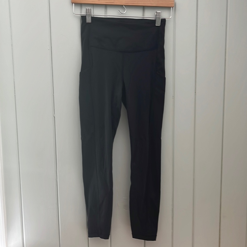 Athleta ultimate stash pocket 7/8 legging-black. Size XS